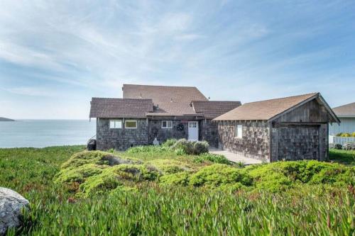 Breaking Waves! On the Bluff! AMAZING VIEWS!! BBQ! Fast WiFi! Walk to Beach!!! photo 2