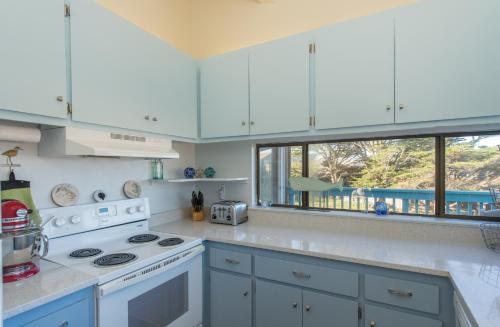 Knot-a-Care! Hot Tub!! Walk to Beach!! BBQ! Fast WiFi!! - image 8