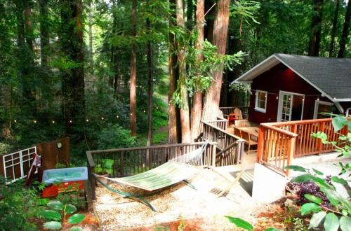 外部景觀, Little Red House! Redwoods! Hot Tub! BBQ! Fast WiFi!! Multiple Decks!! Near Golf Course!! Dog Friend in 諾瓦托