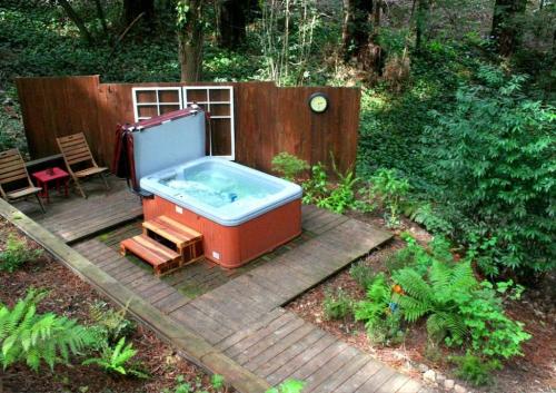 設施, Little Red House! Redwoods! Hot Tub! BBQ! Fast WiFi!! Multiple Decks!! Near Golf Course!! Dog Friend in 諾瓦托