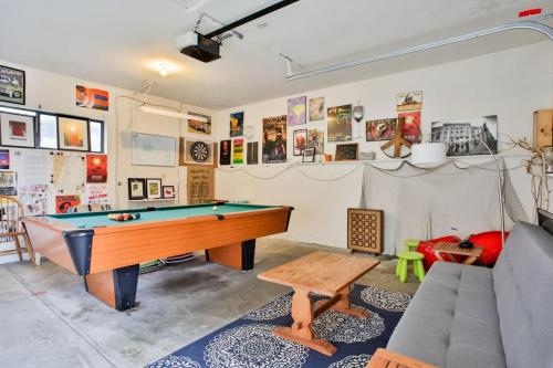 Northern Lights! Hot Tub!! Game Room!! Expansive and Spacious!! photo 3