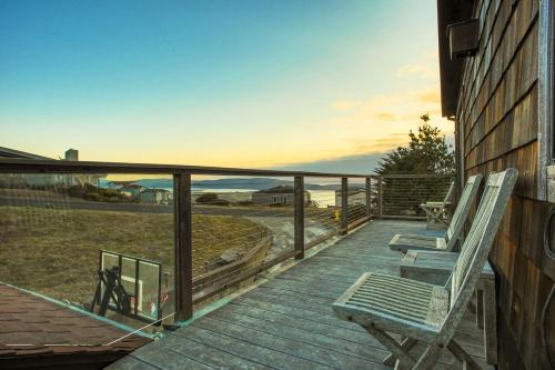 Northern Lights! Hot Tub!! Game Room!! Expansive and Spacious!! photo 4