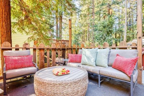 Redwood Retreat! Redwoods! Walk to River!! Hot Tub!! BBQ! Central Air!! - image 2