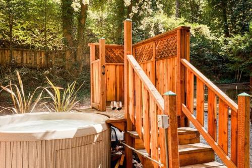 Redwood Retreat! Redwoods! Walk to River!! Hot Tub!! BBQ! Central Air!! - image 5