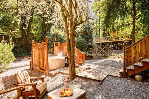 Redwood Retreat! Redwoods! Walk to River!! Hot Tub!! BBQ! Central Air!! - image 7