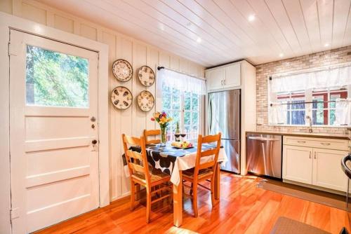 Iekārtas, Redwood Retreat! Redwoods! Walk to River!! Hot Tub!! BBQ! Central Air!! in Novato