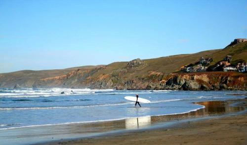 Sea Breeze! Walk to Beach!! In the Village! BBQ! Fast WiFi!! Dog Friendly!
