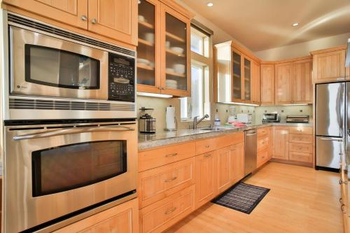 Sea Glass! AMAZING VIEWS!!!! On the Bluff! Walk to Beach! Hot Tub!! BBQ! Fast WiFi! A Dillon Beach Jewel!!! - image 8