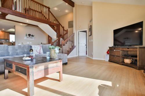 Sea Miracle! Hot Tub!! Game Room! VIEWS!! Expansive & Spacious!! Fast WiFi!!! - image 5