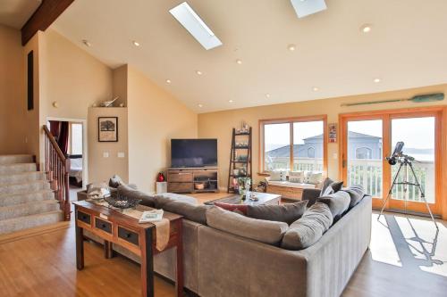 Sea Miracle! Hot Tub!! Game Room! VIEWS!! Expansive & Spacious!! Fast WiFi!!! - image 6