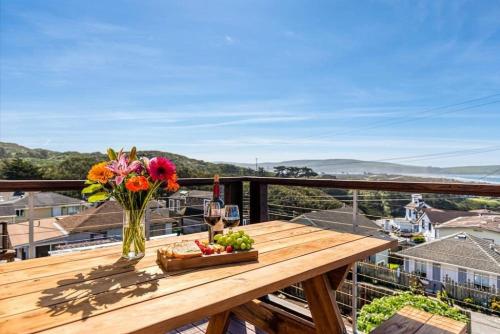 The Lookout! Stunning Views!! Walk to Beach! BBQ! Fast WiFi!! Dog Friendly! photo 1