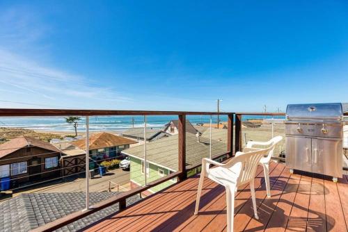 The Lookout! Stunning Views!! Walk to Beach! BBQ! Fast WiFi!! Dog Friendly! photo 2