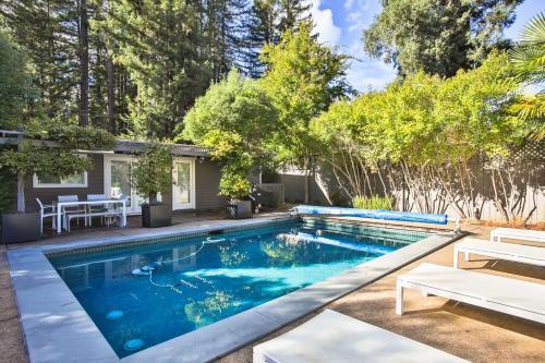 Facilities, The River Oasis! Private Pool!! Hot Tub!! Sauna!! Fire Table!! BBQ! Fast WiFi!! Close to town! in Guerneville (CA)