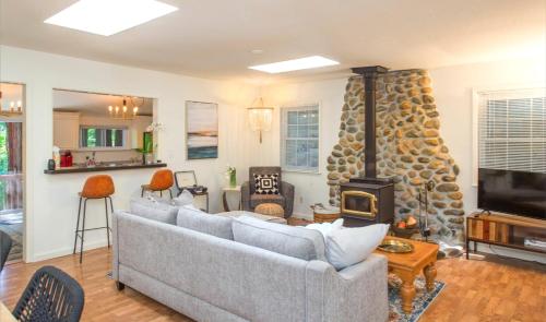 Summit Sanctuary! Redwoods! Fire Table!! BBQ Grill! Fast WiFi!! Dog Friendly! in Guerneville, USA