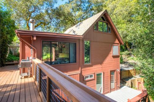 Išorė, Tree Fort! Redwoods! Hot Tub!! Fire Table!! Google Smart Home!! Fast WiFi!! Dog Friendly! in Novato (CA)