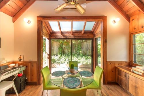 Patogumai, Tree Fort! Redwoods! Hot Tub!! Fire Table!! Google Smart Home!! Fast WiFi!! Dog Friendly! in Novato (CA)