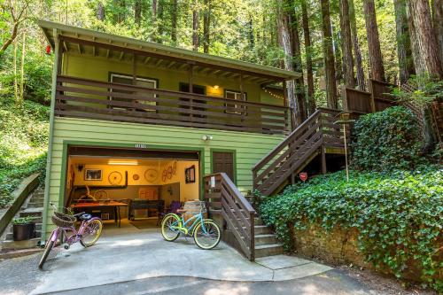 . Vino Velo Retreat! Redwoods! Hot Tub!! Fire Table!! BBQ!! Game Room!! Fast WiFi!! Dog Friendly!!