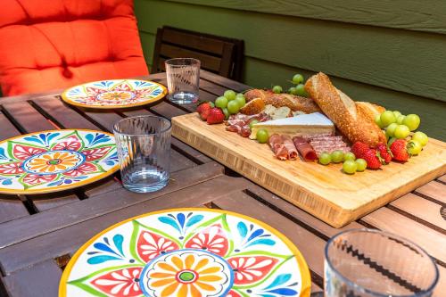 Vino Velo Retreat! Redwoods! Hot Tub!! Fire Table!! BBQ!! Game Room!! Fast WiFi!! Dog Friendly!! - image 6