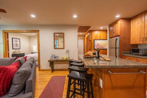 บริการและสิ่งอำนวยความสะดวก, Vino Velo Retreat! Redwoods! Hot Tub!! Fire Table!! BBQ!! Game Room!! Fast WiFi!! Dog Friendly!! in โนวาโต (CA)