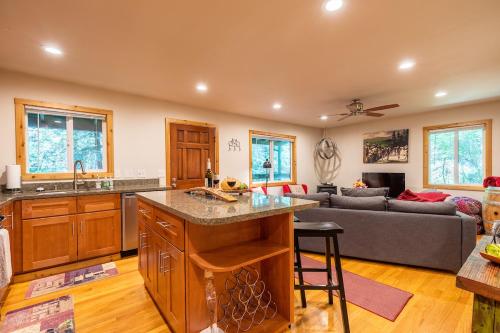 บริการและสิ่งอำนวยความสะดวก, Vino Velo Retreat! Redwoods! Hot Tub!! Fire Table!! BBQ!! Game Room!! Fast WiFi!! Dog Friendly!! in โนวาโต (CA)