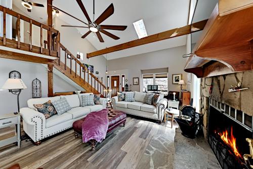 325FIETO Exceptional Vacation Home in Maggie Valley home - main image