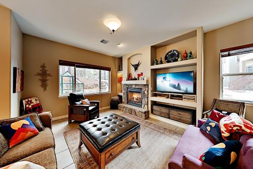 End-Unit Townhome - Sauna, Office - Near Skiing townhouse