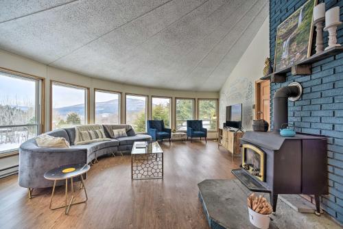 Stylish Mountain Escape with Hot Tub, 3 Miles to Ski