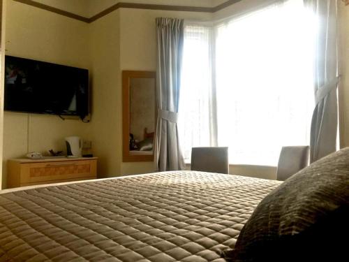 Deluxe Double Room with Side Sea View