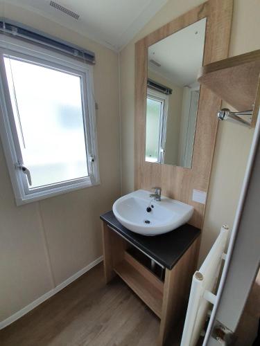 حمام, Cozy 3 bedroom Caravan, Sleeps 8, at Parkdean Newquay Holiday Park in Trebarber