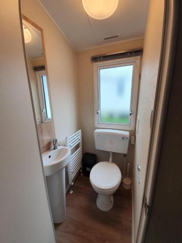 حمام, Cozy 3 bedroom Caravan, Sleeps 8, at Parkdean Newquay Holiday Park in Trebarber