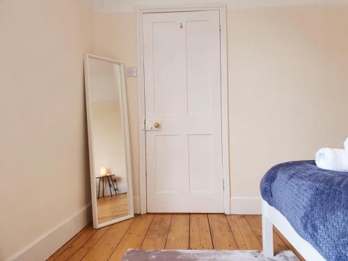 Sleeps 8 - 3 Bedroom Reading House with Parking, Garden, WiFi & Netflix by JDF Property
