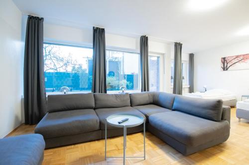 RAJ Living - 1 , 3 and 4 Room Apartments - 20 min Messe DUS & Airport DUS