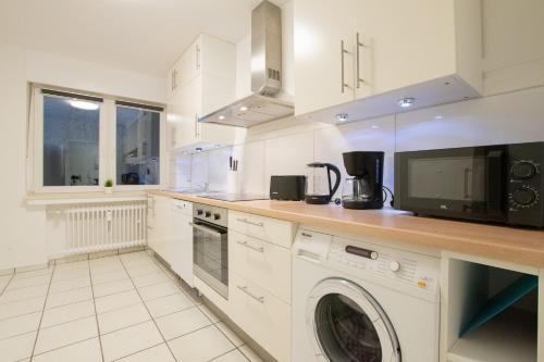 RAJ Living - 1 , 3 and 4 Room Apartments - 20 min Messe DUS & Airport DUS