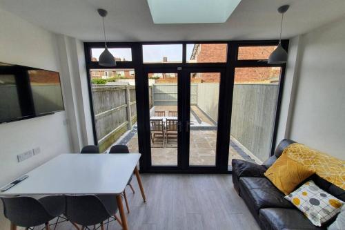 Oole 2 bed & en-suites house with parking near beach