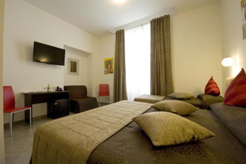 Ara Pacis Inn - Tap to explore photos