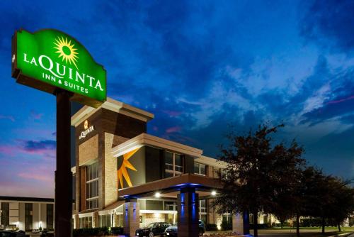 La Quinta Inn & Suites by Wyndham Dallas I-35 Walnut Hill