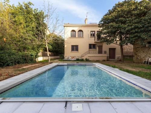 Alluring Holiday Home in Estagel with Private Pool gîte à louer Montner