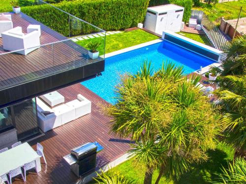 Posh Villa with Pool, Garden & Ocean Views in Sansenxo