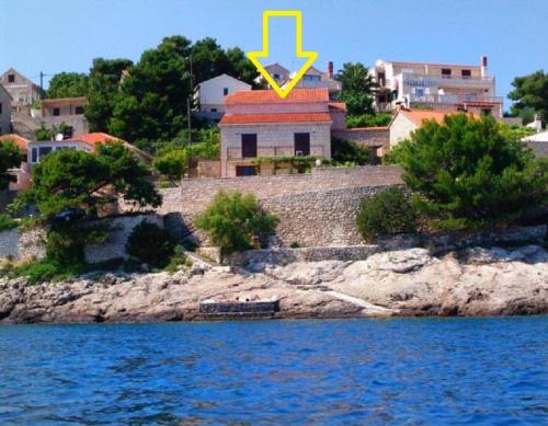 Apartments and rooms Ref - 20 m from sea Brac Island