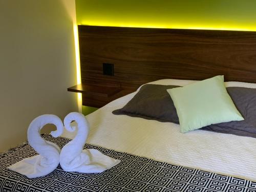 1 double bed, 1 twin bed