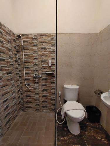 Bathroom, Dreamland Hotel And Lounge in Bondowoso