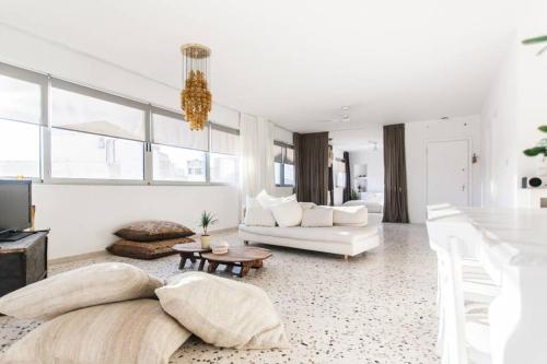 Spacious Loft with Acropolis view!