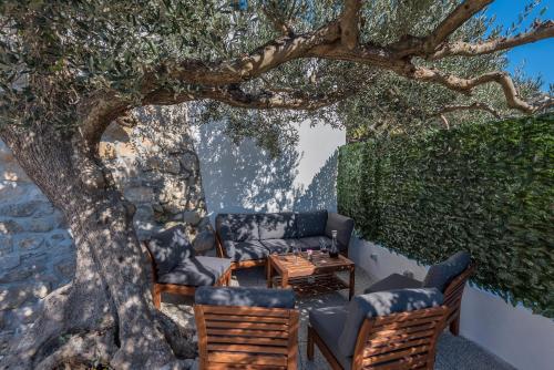 Four-Bedroom Apartment with Terrace and Sea View image 10