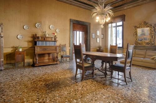 Vintage Venice Apartment