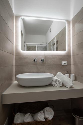 One-Bedroom Apartment image 8