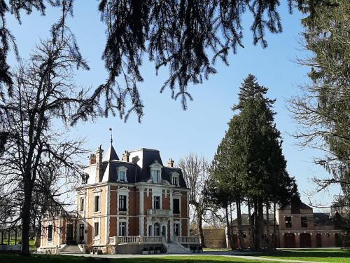 Chateau Sourliavoux, appartement en chambres d'hôtes - Chambre d'hôtes - Vallière