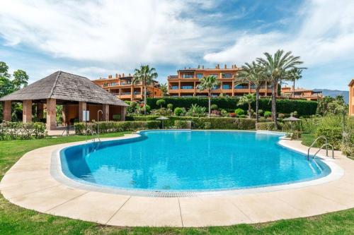  Apartment in Benatalaya with gym, pool, indoor heated pool, Sauna, Ferienwohnung in Estepona