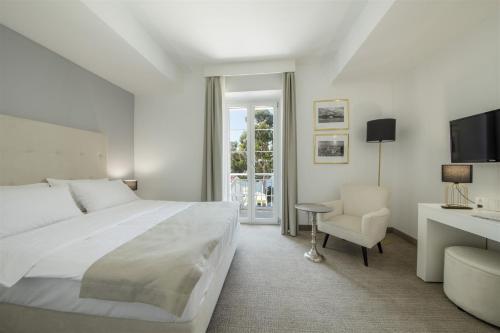 Superior Double Room with Balcony and Sea View image 8