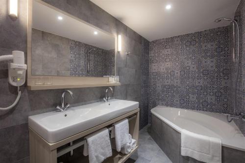 Superior Double Room with Balcony and Sea View image 1