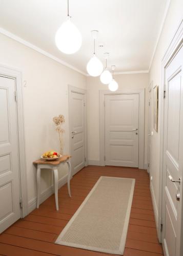 Einrichtungen, Biskops Arno in Bro